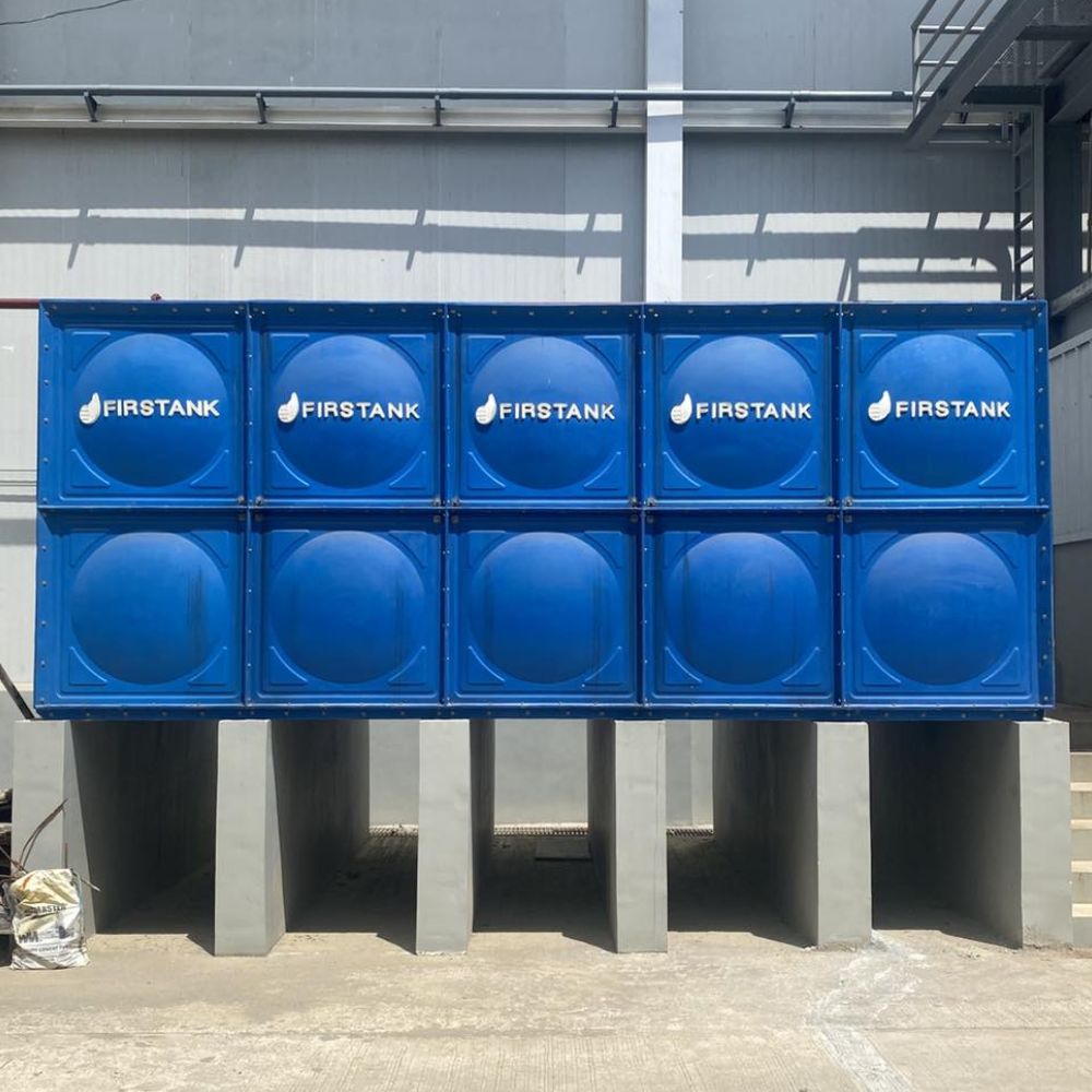 1 Mounted Modular water storage tank, made of Fiberglass Reinforced Polyester (FRP).